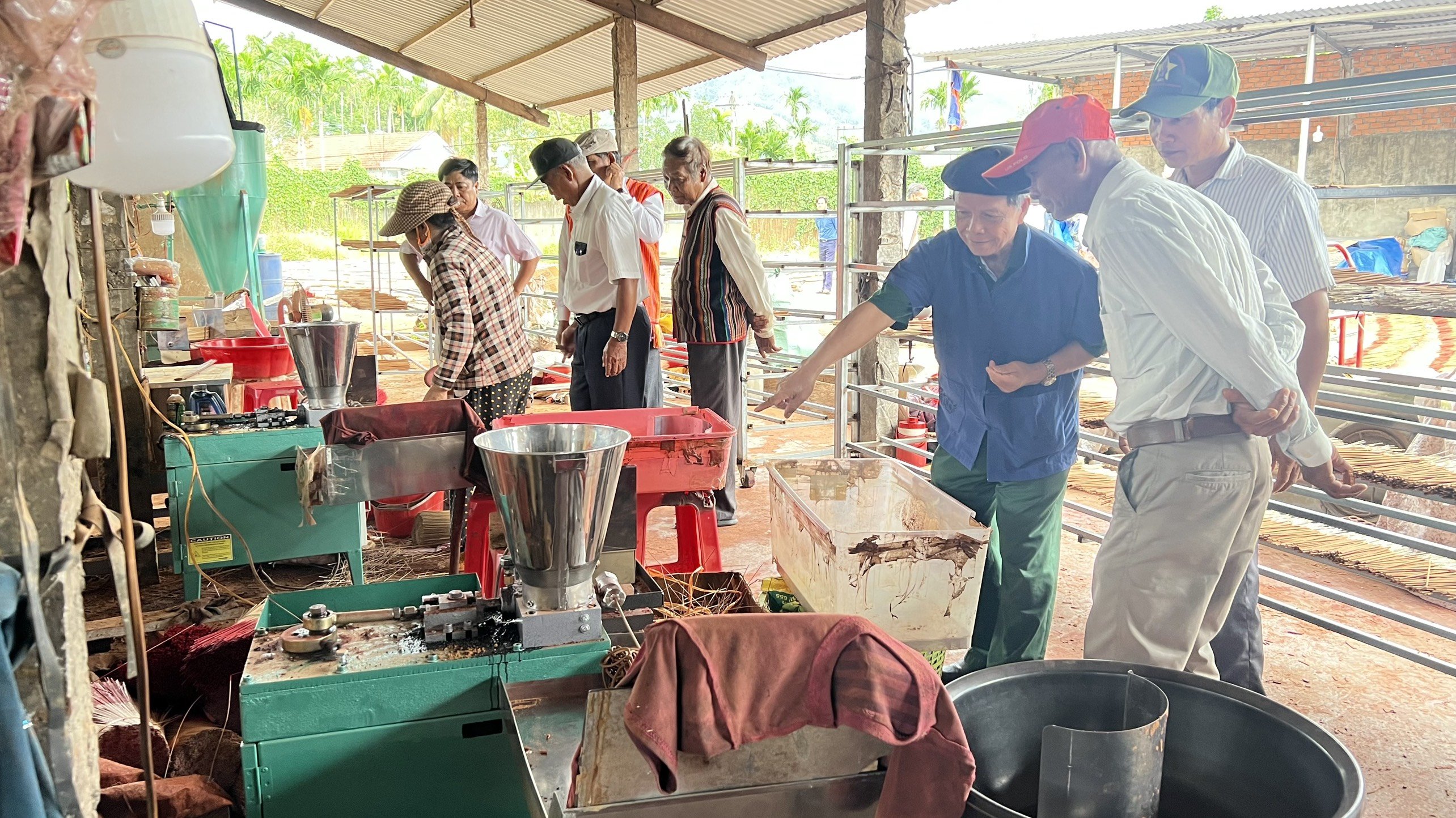 Đoàn đi tham quan học tập mô hình phát triển sản xuất Quế tại xã Trà Xuân, huyện Trà Bồng