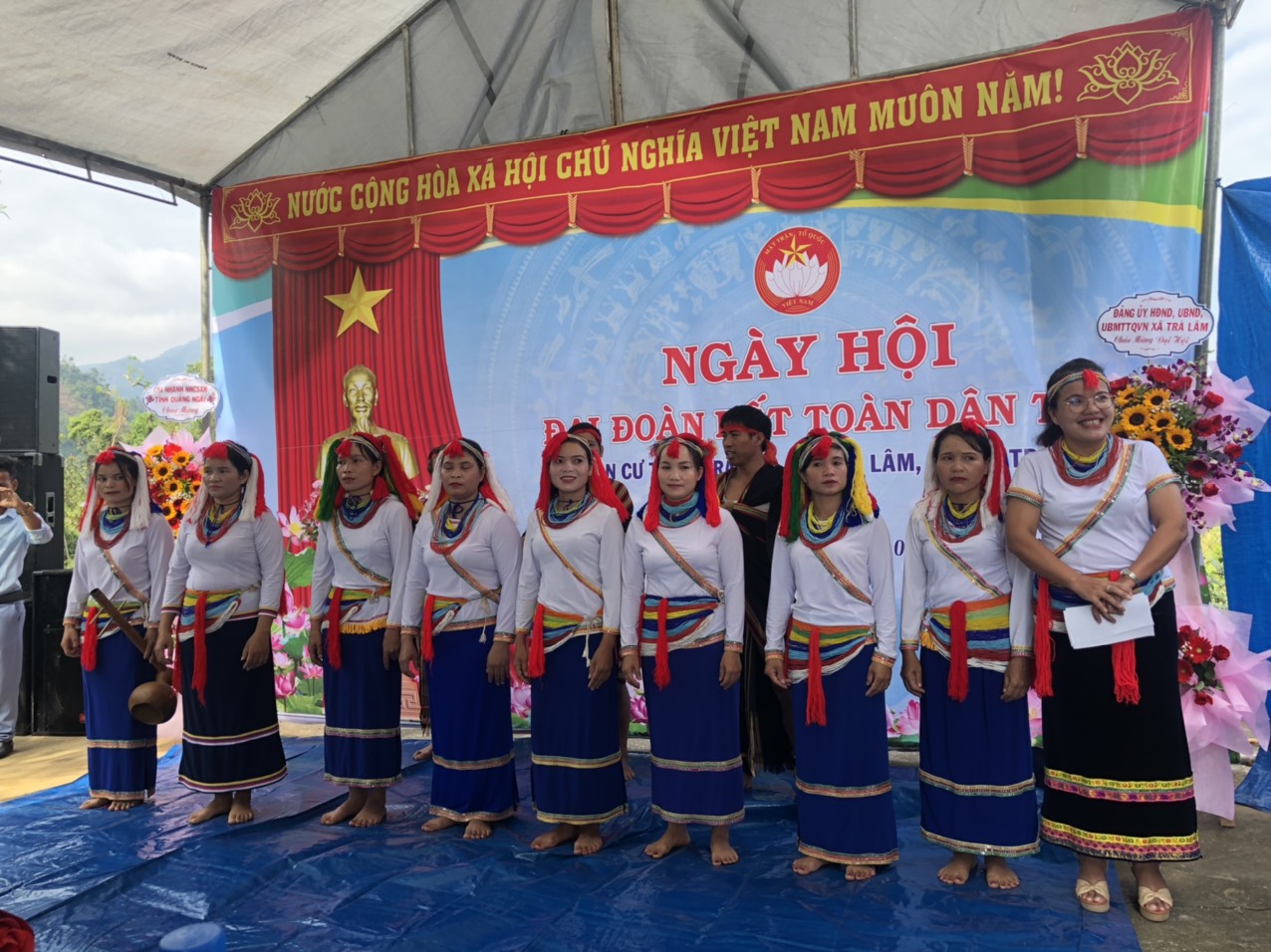 Đội biểu diễn các điệu múa truyền thống của thôn Trà Lạc