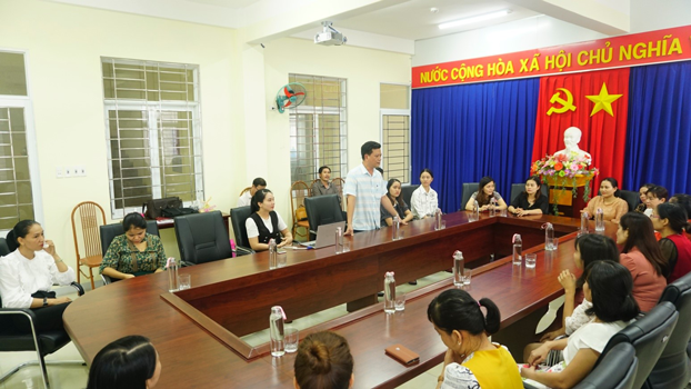 Đồng chí Trần Công Hòa – Phó Giám đốc Sở, Chủ tịch Công đoàn gửi lời chúc mừng các chị em.