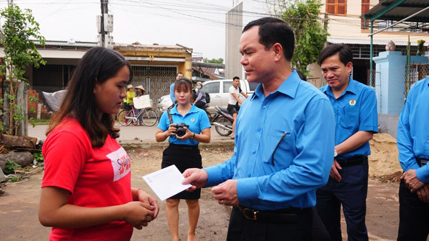 Đồng chí Nguyễn Đình Khang – Chủ tịch Tổng Liên đoàn Lao động Việt Nam tặng quà cho đoàn viên.