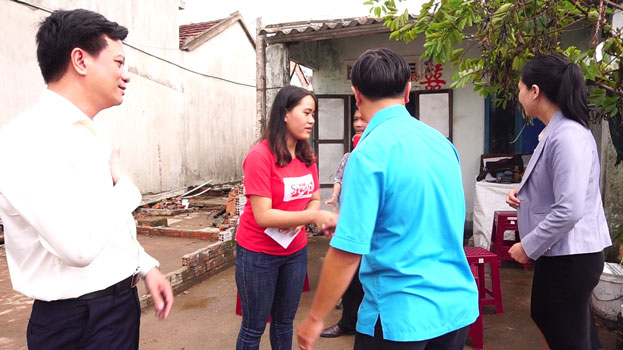 Đồng chí Trần Công Hòa – Phó Giám đốc Sở, Chủ tịch Công đoàn thăm hỏi động viên và tặng quà cho gia đình đoàn viên Trần Thị Lệ Thu.