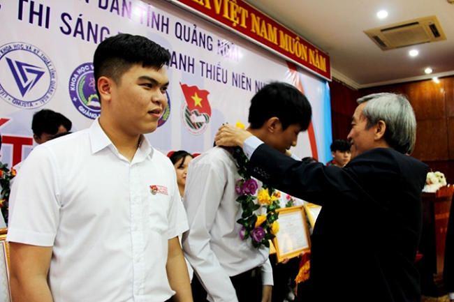 Đồng chí Lê Quang Thích- Chủ tịch Liên hiệp các Hội khoa học kỹ thuật tỉnh tặng hoa vinh danh các tác giả có sản phẩm đạt giải