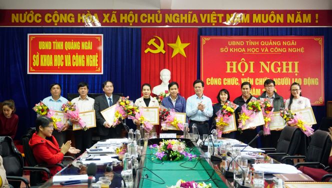 Đ/c Trần Công Hòa, P.GĐ, Chủ tịch Công đoàn Sở KH&CN tặng giấy khen cho 09 cá nhân đạt danh hiệu "Chiến sĩ Thi đua cơ sở" năm 2020"