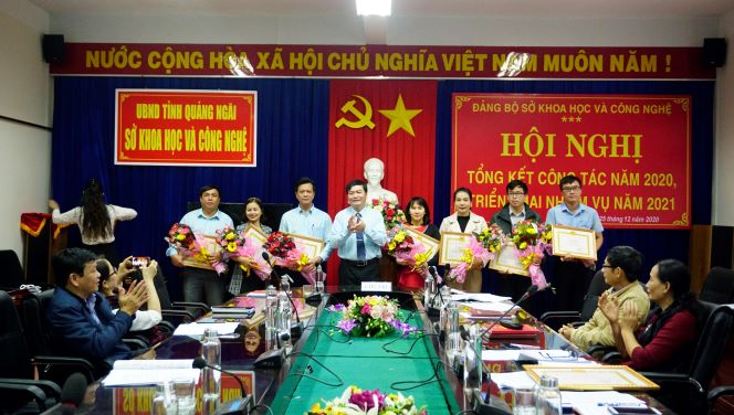 Đ/c Nguyễn Văn Thành, Bí thư Đảng ủy, Giám đốc Sở KH&CN tặng Giấy khen cho các cá nhân “Hoàn thành xuất sắc nhiệm vụ” năm 2020