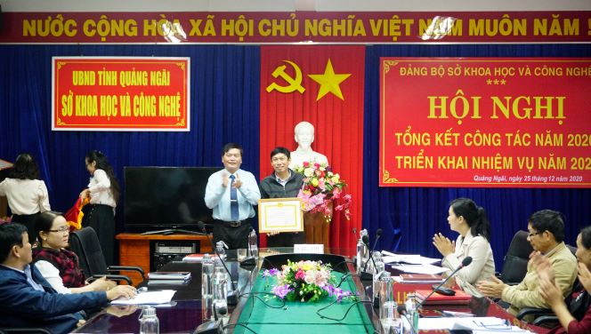 Đ/c Nguyễn Văn Thành, Bí thư Đảng ủy, Giám đốc Sở KH&CN tặng Giấy khen cho Chi bộ “Hoàn thành xuất sắc nhiệm vụ” năm 2020.