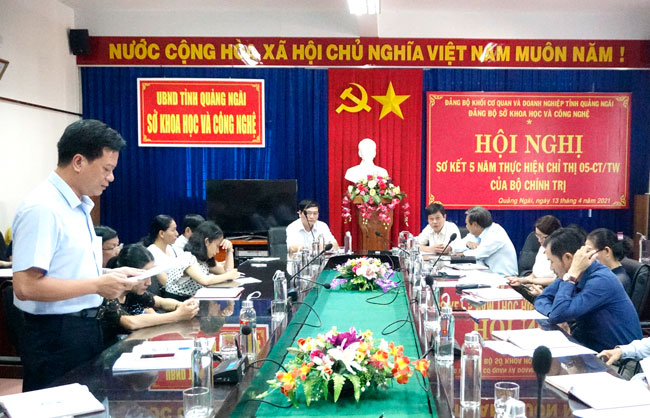 Đ/c Trần Công Hòa, Đảng ủy viên, P. Giám đốc Sở KH&CN đọc báo cáo tại Hội nghị.