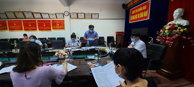 Đồng chí Đoàn Tấn Cảnh - Phó Chánh VP Sở báo cáo tình hình, kết quả công tác CCHC năm 2020.