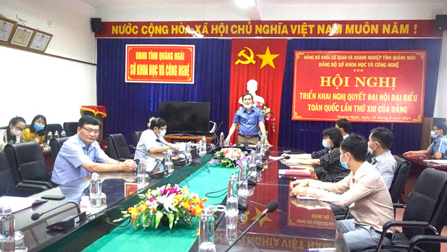 Đ/c Nguyễn Văn Dũng, Phó Trưởng Ban Thường trực, Ban tuyên giáo Tỉnh ủy giới thiệu Nghị quyết Đại hội đại biểu toàn quốc lần thứ XIII của Đảng. 