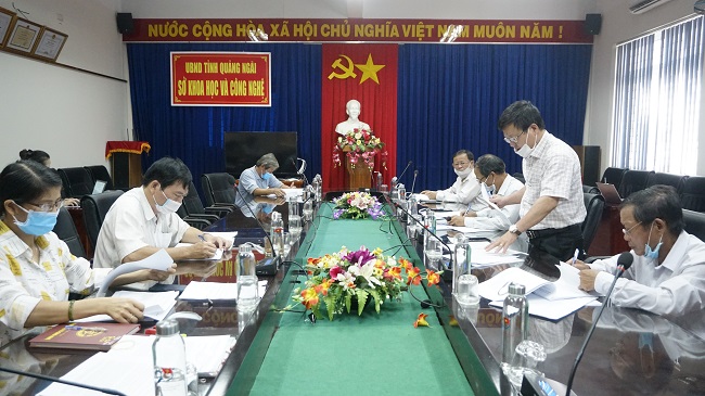 TS. Trần Văn Mạnh, Giám đốc Trung tâm Khảo kiểm nghiệm giống, sản phẩm cây trồng miền Trung - Chủ tịch Hội đồng, chủ trì buổi làm việc.