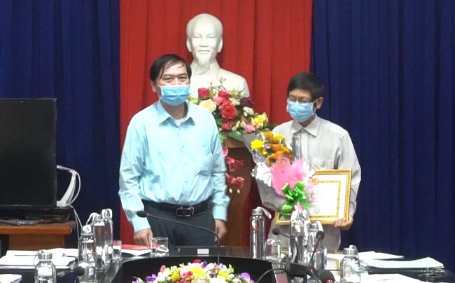 Đồng chí Nguyễn Văn Thành – Tỉnh uỷ viên – Bí thư Đảng uỷ - Giám đốc Sở tặng giấy khen cho chi bộ “Hoàn thành xuất sắc nhiệm vụ” năm 2021.