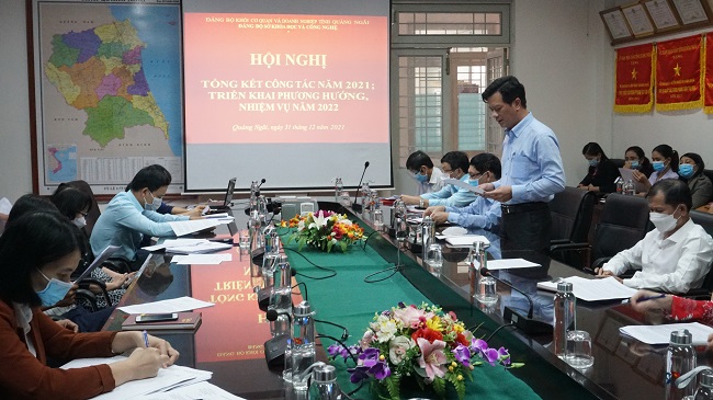 Đ/c Trần Công Hòa, Phó Bí thư Đảng ủy, Phó Giám đốc KH&CN báo cáo kết quả công tác Đảng bộ năm 2021 và phương hướng, nhiệm vụ trọng tâm năm 2022 tại Hội nghị.