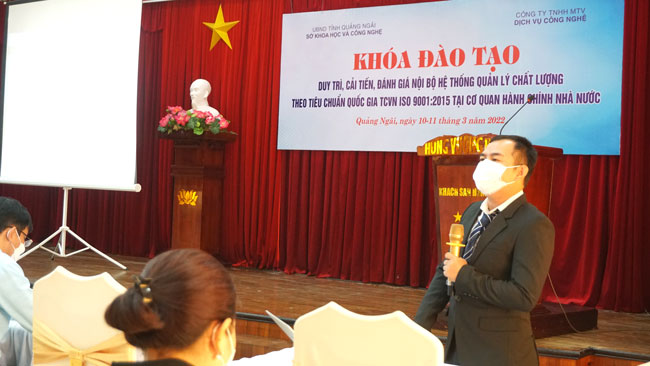 Ông Nguyễn Khánh, Phó Giám đốc Công ty TNHH Dịch vụ Công nghệ trình bày các nội dung Khoá đào tạo.