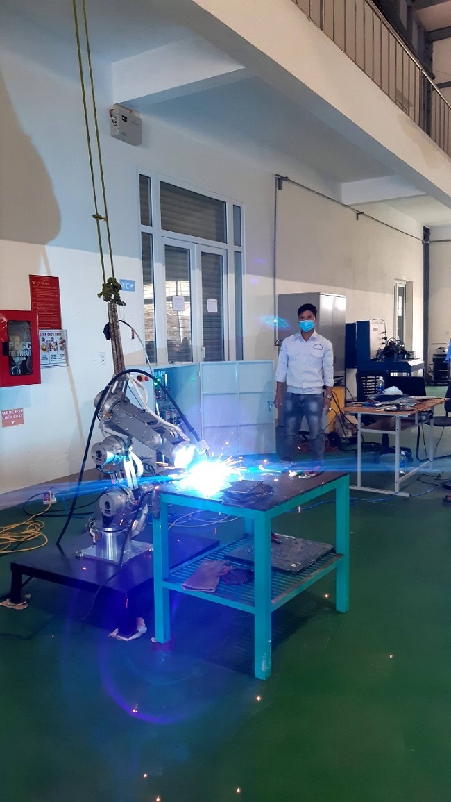 Vận hành thử nghiệm robot hàn 6 bậc tự do tại Khoa Cơ khí động lực Trường Cao đẳng Kỹ nghệ Dung Quất.