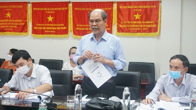 GS.TS. Trịnh Duy Luân - Nguyên Viện trưởng viện Xã hội học trao đổi, thảo luận nội dung đăng ký nhiệm vụ.