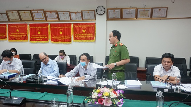 PGS.TS. Hoàng Anh Tuấn - Phó Giám đốc Công an tỉnh Quảng Ngãi trao đổi, thảo luận nội dung đăng ký thực hiện nhiệm vụ.