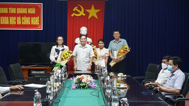 Đ/c Nguyễn Văn Thành, Tỉnh uỷ viên, Bí thư Đảng uỷ, Giám đốc Sở Khoa học và Công nghệ trao quyết định và hoa chúc mừng các đồng chí được bổ nhiệm.