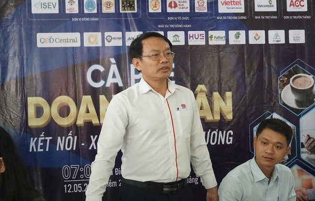 NGƯT – TS Phạm Xuân Khánh trao đổi với các doanh nghiệp.