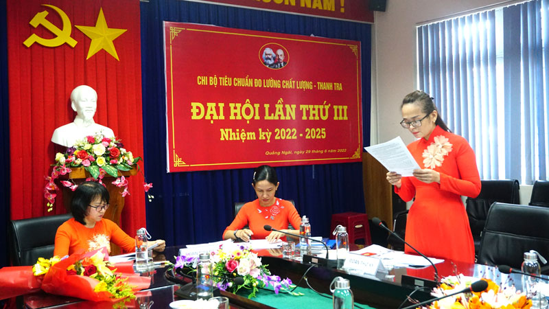 Đồng chí Huỳnh Thị Phương Thu thông qua Nghị Quyết Đại hội.