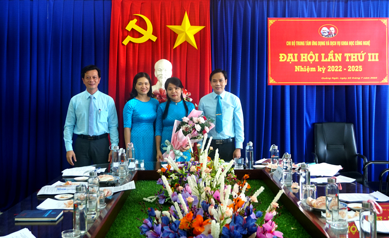 Đồng chí Trần Công Hòa, Phó Bí thư Đảng ủy Sở tặng hoa chúc mừng các đồng chí BCH khóa III, nhiệm kỳ 2022-2025.