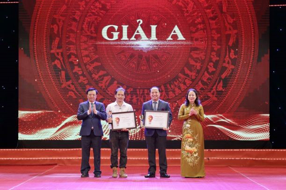 Bí thư Thành ủy Hà Nội Đinh Tiến Dũng và Phó Chủ tịch nước Võ Thị Ánh Xuân trao giải A cho các tác giả đoạt giải.