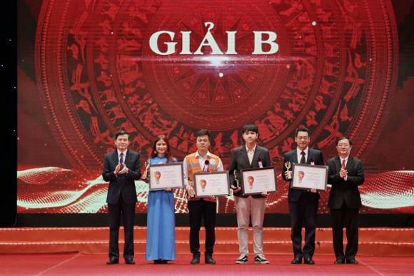 Bộ trưởng Bộ Khoa học và Công nghệ Huỳnh Thành Đạt và Tổng Biên tập Tạp chí Cộng sản Đoàn Minh Huấn trao giải B cho các tác giả và nhóm tác giả đoạt giải.