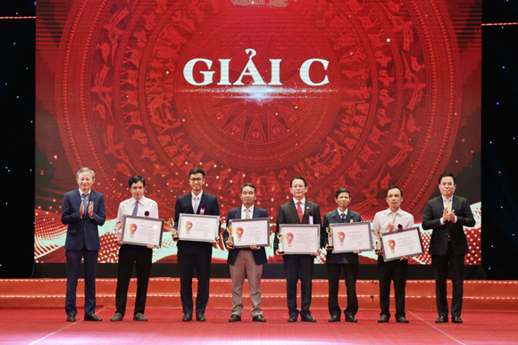 Thứ trưởng Bộ Khoa học và Công nghệ Nguyễn Hoàng Giang và Tổng Giám đốc Tập đoàn Điện lực Việt Nam Trần Đình Nhân trao giải C cho các tác giả và nhóm tác giả đoạt giải.