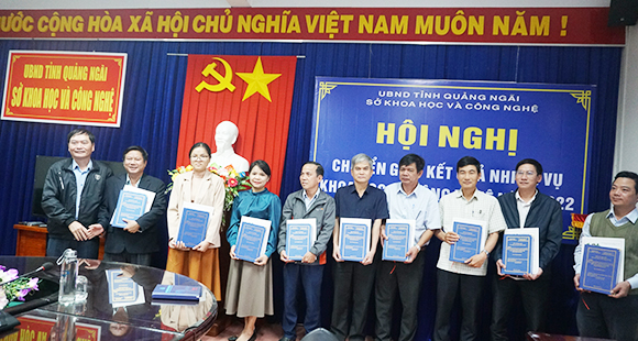Ông Nguyễn Văn Thành, Tỉnh ủy viên, Giám đốc Sở KH&CN trao hồ sơ các đề tài, nhiệm vụ khoa học và công nghệ cho các đơn vị tiếp nhận.