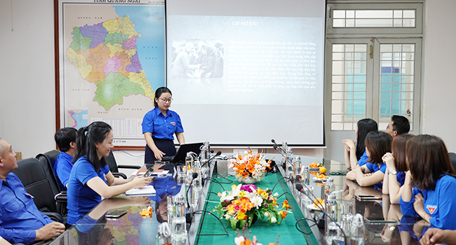 Đoàn viên Chi đoàn Sở trình bày chuyên đề về “Tư tưởng của Hồ Chủ về văn hóa và yêu cầu xây dựng nền văn hóa mới”.