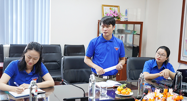 Đồng chí Bí thư Chi đoàn Sở Khoa học và Công nghệ Lê Duy Tuấn phát biểu tại buổi sinh hoạt.
