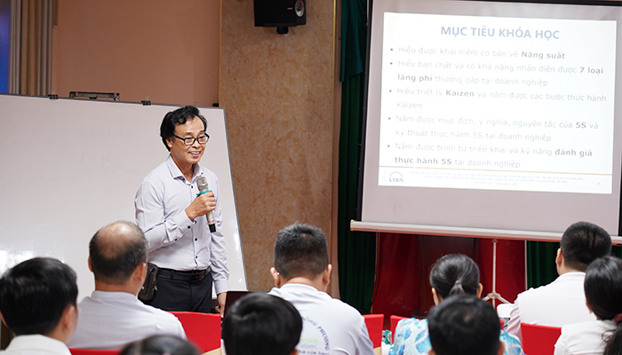 Ông Nguyễn Ngọc Thi, Giám đốc Viện Năng suất Việt Nam (Chi nhánh tại Đà Nẵng), giảng viên Khóa đào tạo.