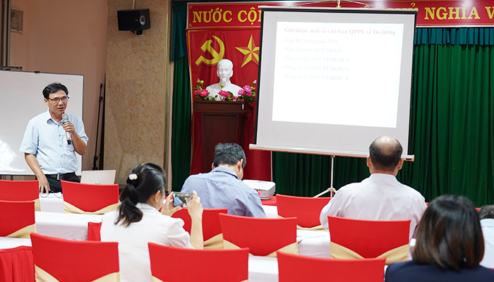 Ông Trần Ngọc Khải, Chuyên viên Phòng Quản lý TCĐLCL - Sở KH&CN giới thiệu các văn bản QPPL về Đo lường tại lớp tập huấn.