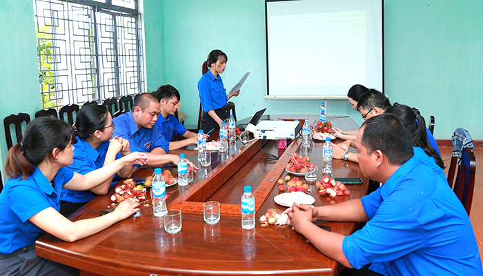 Đồng chí Phạm Thị Trinh trình bày báo cáo chuyên đề quý III năm 2023.