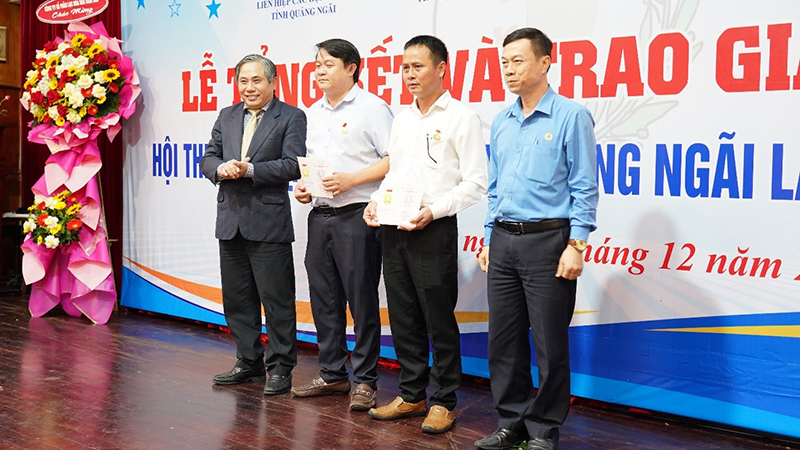 Tổng Liên đoàn Lao động Việt Nam tặng Bằng Lao động sáng tạo cho 2 cá nhân.
