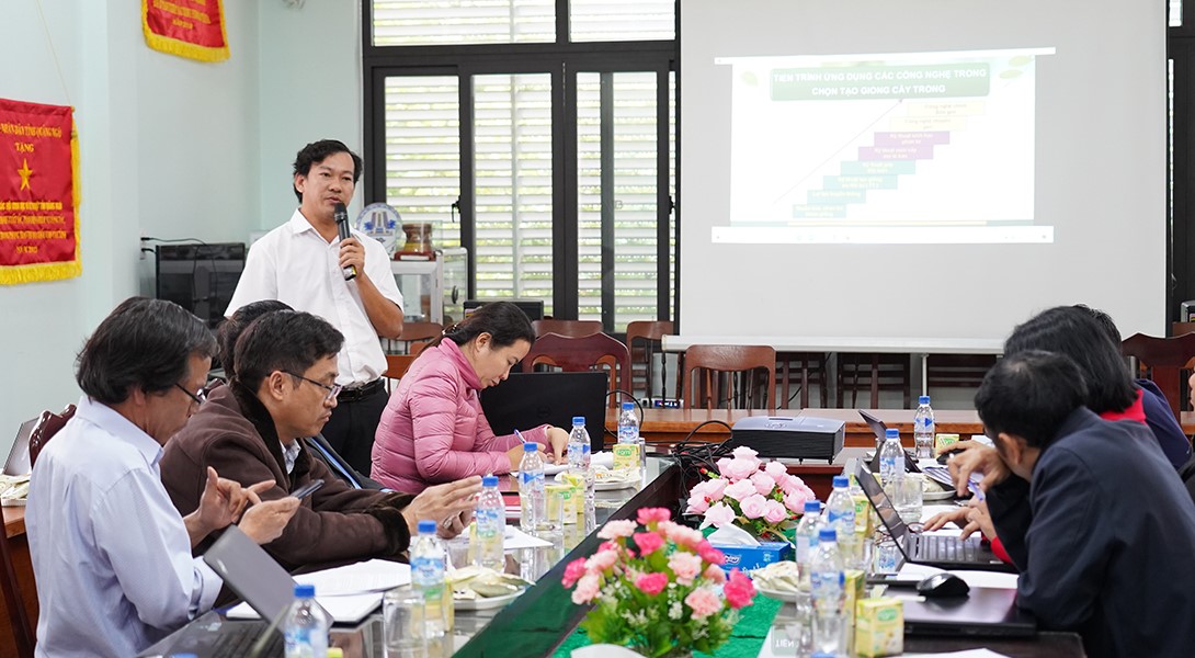 TS. Nguyễn Thanh Liêm – Trường Đại học Quy Nhơn trình bày tham luận, đóng góp ý kiến xây dựng kế hoạch