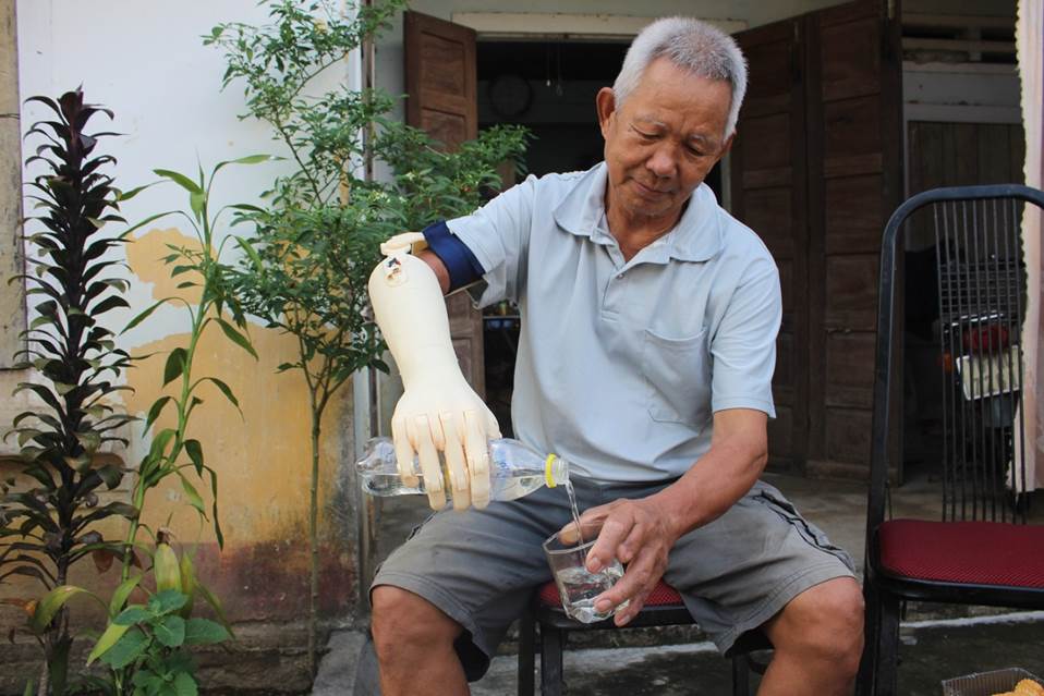 Ông Lê Quang Trọng thôn Khánh Giang, xã Hành Tín Đông, huyện Nghĩa Hành dùng cánh tay robot thực hiện các thao tác trong sinh hoạt hàng ngày.
