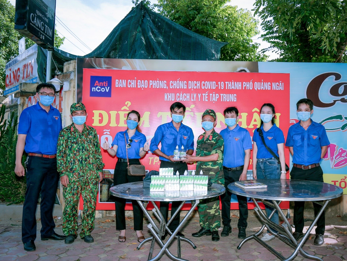 Chi đoàn Sở trao tặng nhu yếu phẩm tại khu cách ly Trường Đại học Phạm Văn Đồng.