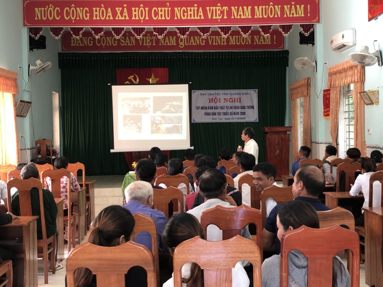 Ban Dân tộc tỉnh Quảng Ngãi tổ chức Hội nghị tập huấn Luật Giao thông đường bộ tại xã Sơn Màu, huyện Sơn Tây