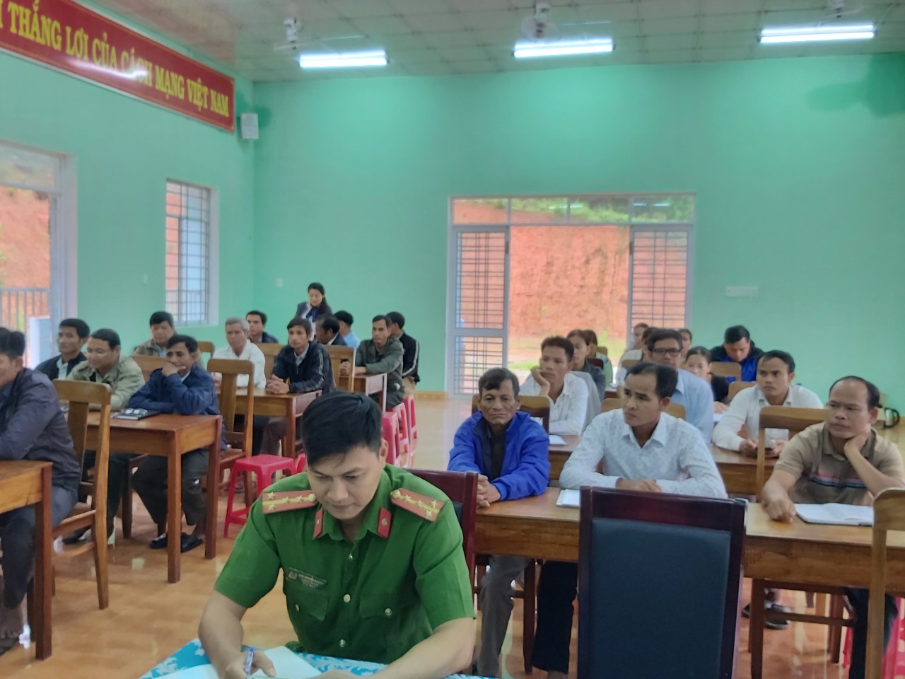 Quảng Ngãi: Ban Dân tộc tỉnh phối hợp với UBND huyện Ba Tơ tổ chức Hội nghị tập huấn Luật Giao thông đường bộ