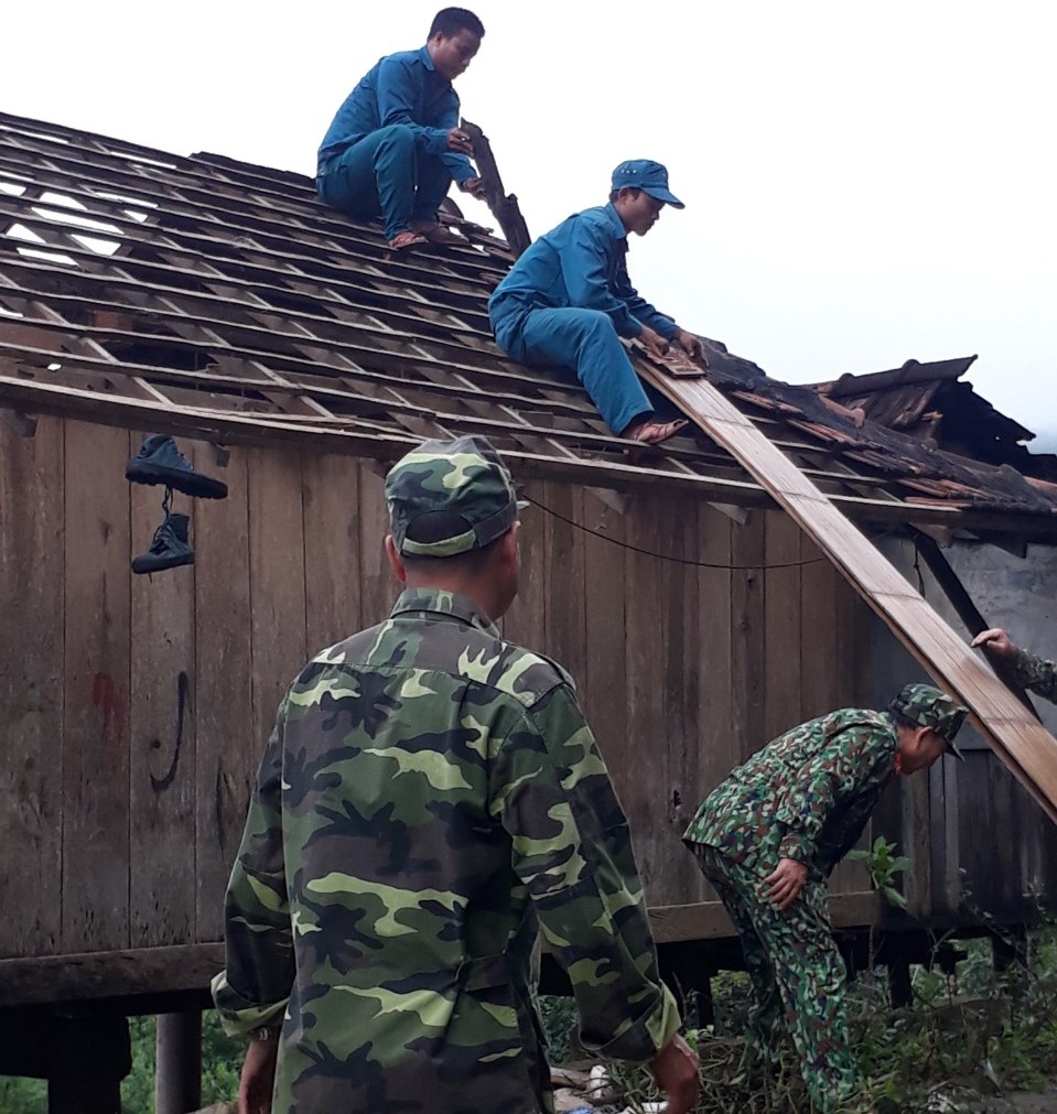Huyện Sơn Tây, tỉnh Quảng Ngãi di dời khẩn cấp các hộ dân ra khỏi vùng có nguy cơ sạt lở núi tại xã Sơn Long