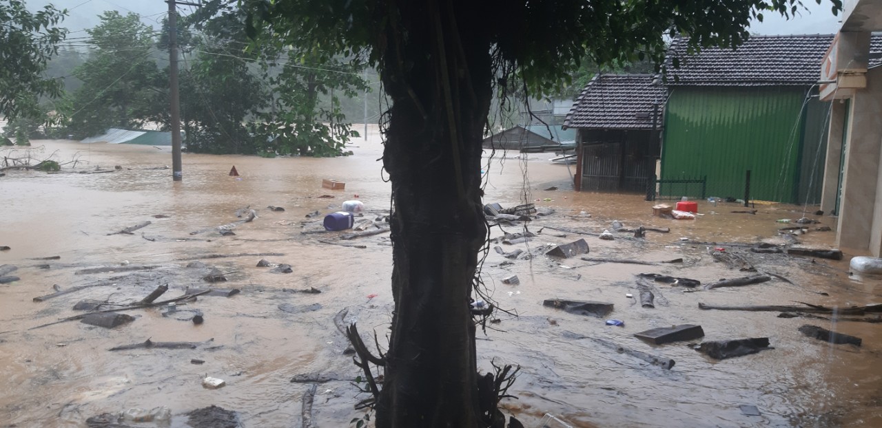 Quảng Ngãi: UBND huyện Sơn Tây họp bàn khắc phục thiệt hại do bão, lũ số 9 và ứng phó với bão số 10