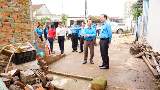 Tổng Liên đoàn Lao động Việt Nam thăm, tặng quà CNVCLĐ bị thiệt hại do cơn bão số 9 tại Quảng Ngãi.