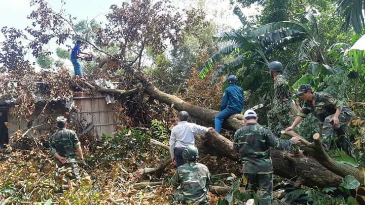 Quảng Ngãi: các lực lượng vũ trang Ba Tơ giúp dân di dời, sơ tán và khắc phục thiệt hại do bão, lũ số 9 gây ra