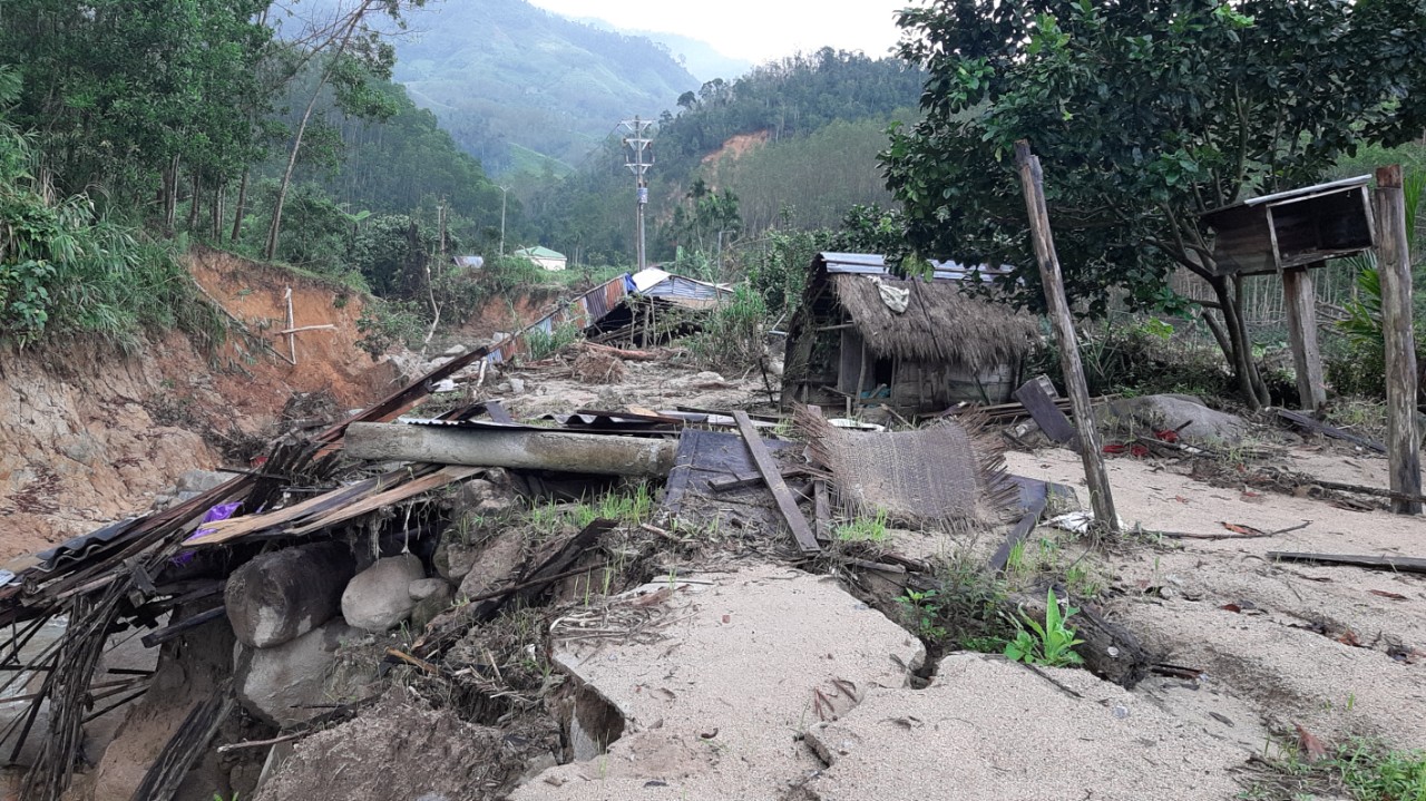 Huyện Sơn Tây, tỉnh Quảng Ngãi cần những khu tái định cư cho đồng bào Ca Dong để thoát khỏi vùng có nguy cơ sạt lở núi