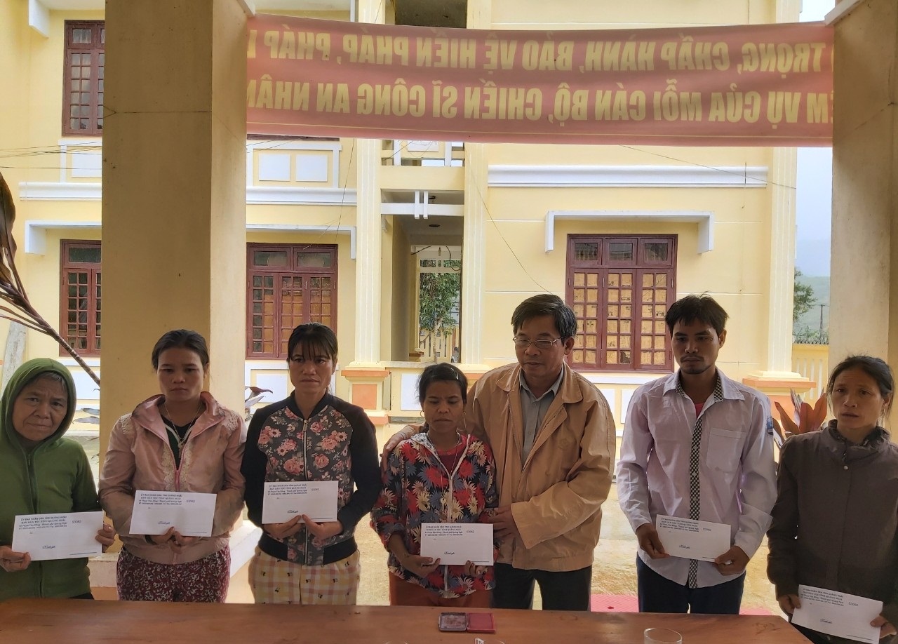 Quảng Ngãi: Ban Dân tộc tỉnh thăm động viên, hỗ trợ hộ đồng bào dân tộc thiểu số nghèo tại huyện Sơn Tây, Sơn Hà bị thiệt hại do bão số 9 năm 2020