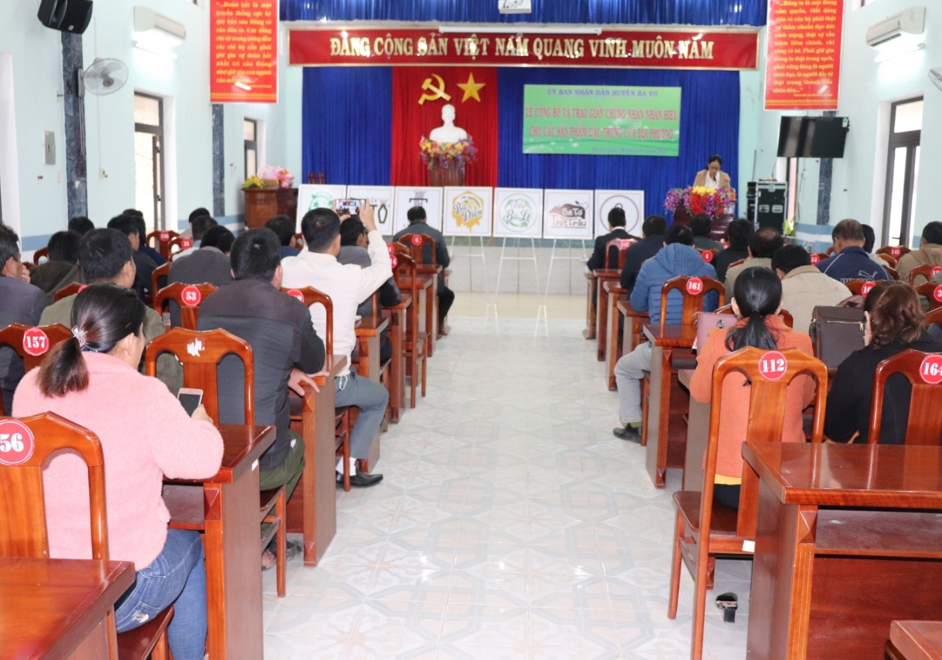 Lễ công bố và trao Giấy chứng nhận nhãn hiệu cho các sản phẩm đặc trưng của huyện Ba Tơ