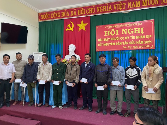 Ban Dân tộc tỉnh thăm và tặng quà nhân dịp Tết Nguyên đán Tân Sửu 2021 tại huyện Sơn Tây