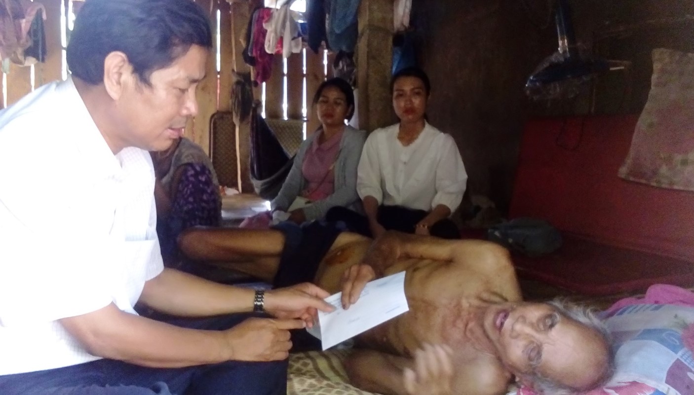 Lãnh đạo Ban Dân tộc tỉnh thăm, động viên hỗ trợ người có uy tín bị ốm đau tại huyện Sơn Hà
