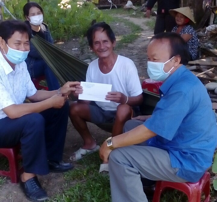 Ban Dân tộc tỉnh thăm người có uy tín bị ốm đau tại xã Sơn Kỳ