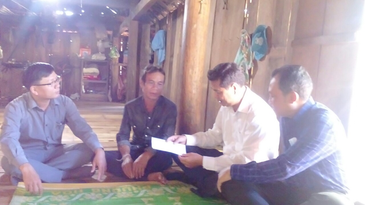 Ban Dân tộc tỉnh thăm người có uy tín bị ốm đau tại huyện Sơn Tây