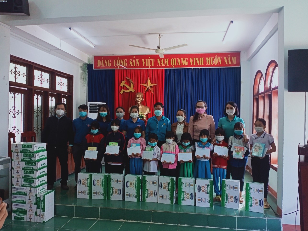 Công đoàn Sở Khoa học và Công nghệ phối hợp với Công đoàn Viên chức tỉnh và Chi đoàn Thanh niên Sở Khoa học và Công nghệ tổ chức tặng quà cho trẻ em có hoàn cảnh khó khăn, vượt khó học giỏi tại huyện Trà Bồng.